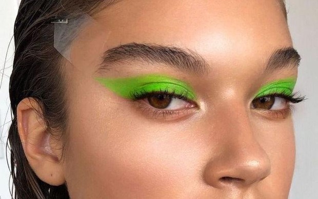 Ilustrasi neon eyeshadow/Pinterest.com/kristy