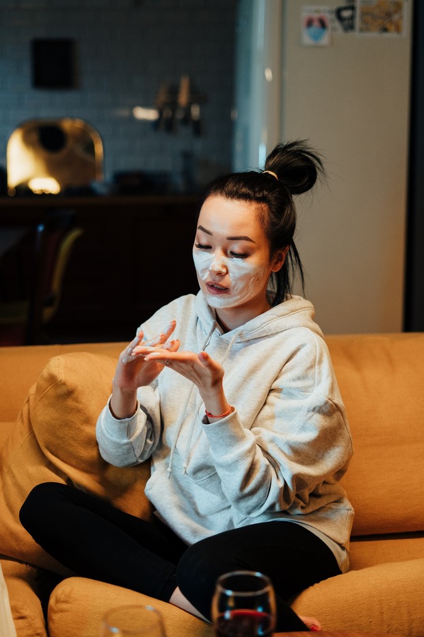 Ilustrasi perempuan yang sedang menggunakan produk eksfoliator dengan kandungan kristal/Foto: Pexels.com/cottonbro