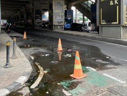 Awas! Jl Fatmawati Stasiun MRT Haji Nawi Berlubang dan Berbahaya