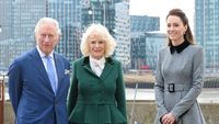 7 Momen Stylish Kate Middleton Tugas Perdana Bersama Charles dan Camilla