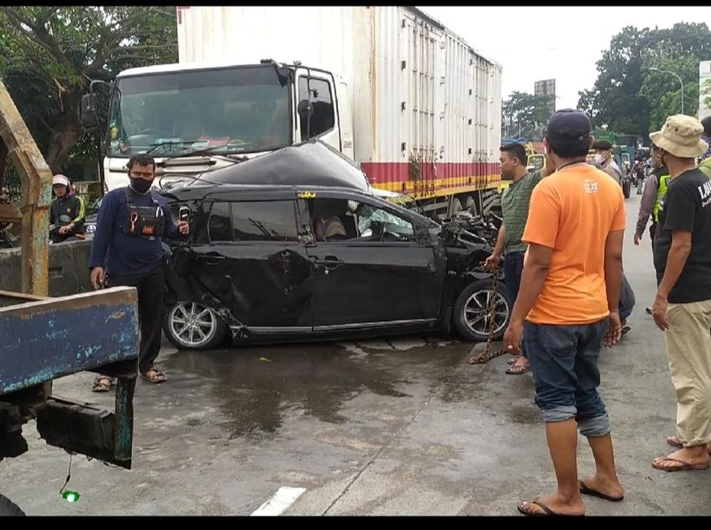 Rekaman CCTV Truk Tronton Gasak 5 Kendaraan di Banyumanik Semarang