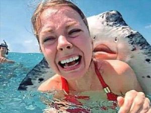 Kelakuan Absurd Manusia yang Bikin Ngakak, Kamu Gitu Juga?