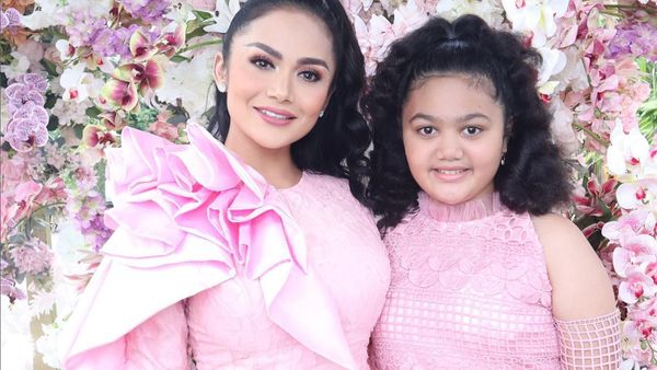 7 Gaya Girlie Krisdayanti di Baby Shower Aurel,  Dijuluki Calon Nenek Cantik
