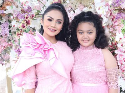 7 Gaya Girlie Krisdayanti di Baby Shower Aurel,  Dijuluki Calon Nenek Cantik