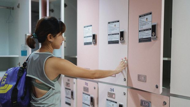 Ilustrasi menggunakan lemari loker