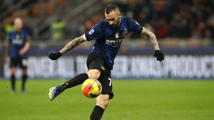 MILAN, ITALY - DECEMBER 01: Marcelo Brozovic of FC Internazionale in action during the Serie A match between FC Internazionale v Spezia Calcio at Stadio Giuseppe Meazza on December 01, 2021 in Milan, Italy. (Photo by Marco Luzzani/Getty Images)