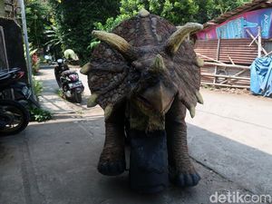 Melihat Pembuatan Dino Walking di Bantul Melihat Pembuatan Dino Walking di Bantul
