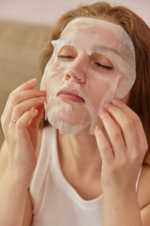 Membuang Sisa Serum dalam Kemasan Sheet Mask / foto : pexels.com/DarinaBelonogova Membuang Sisa Serum dalam Kemasan Sheet Mask / foto : pexels.com/DarinaBelonogova