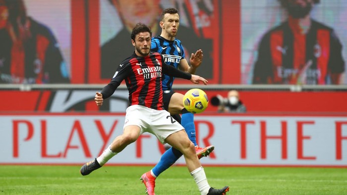 MILAN, ITALY - FEBRUARY 21: Davide Calabria of AC Milan battles for possession with Ivan Perisic of Internazionale during the Serie A match between AC Milan and FC Internazionale at Stadio Giuseppe Meazza on February 21, 2021 in Milan, Italy. Sporting stadiums around Italy remain under strict restrictions due to the Coronavirus Pandemic as Government social distancing laws prohibit fans inside venues resulting in games being played behind closed doors. (Photo by Marco Luzzani/Getty Images)