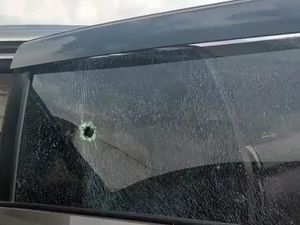 Bahaya! Kendaraan Dilempari Batu Saat Melintas di Tol Lampung-Palembang Bahaya! Kendaraan Dilempari Batu Saat Melintas di Tol Lampung-Palembang