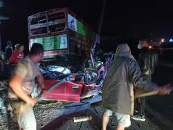 Mobil Ngebut Tabrak Tumpukan Batu dan Truk di Sumut, 6 Orang Tewas