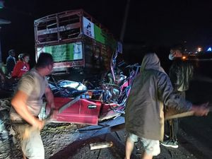 Mobil Ngebut Tabrak Tumpukan Batu dan Truk di Sumut, 6 Orang Tewas Mobil Ngebut Tabrak Tumpukan Batu dan Truk di Sumut, 6 Orang Tewas