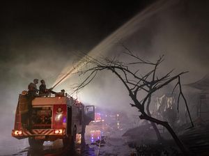 Kacau! Mobil Pemadam Terhambat Warga yang Nonton Kebakaran