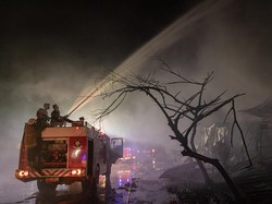 Kacau! Mobil Pemadam Terhambat Warga yang Nonton Kebakaran