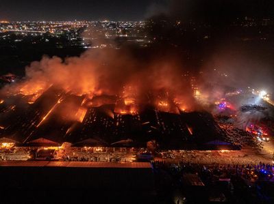 Momen Kobaran Api Hanguskan Lapak Relokasi Pasar Johar Semarang