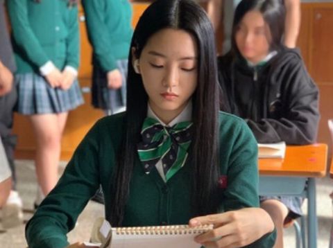 Nama Cho Yi Hyun semakin populer setelah membintangi School 2021 dan All of Us Are Dead. Dalam AOUAD, ia sukses memerankan manusia setengah zombie dengan apik / foto: instagram.com/yihyun_1208