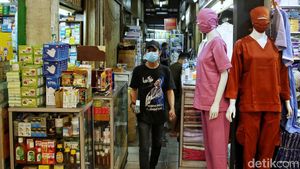 Omicron Merebak, Penjualan Obat dan Alkes di Pasar Pramuka Stabil