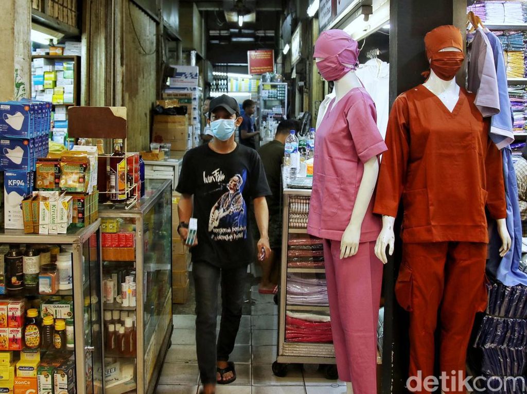 Omicron Merebak, Penjualan Obat dan Alkes di Pasar Pramuka Stabil