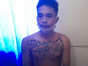 Polisi Tangkap Dua Pria Bertato di Banyuwangi yang Viral Tantang Duel Polisi Polisi Tangkap Dua Pria Bertato di Banyuwangi yang Viral Tantang Duel Polisi