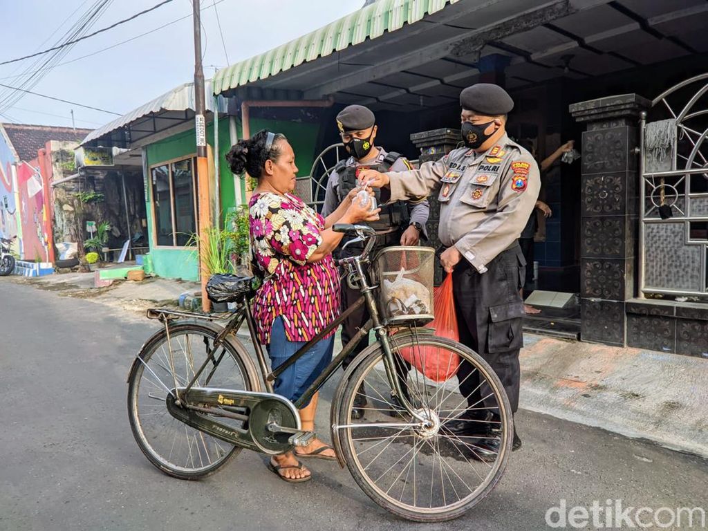 Alternatif Cegah DBD di Ponorogo, 300 Ekor Cupang Dibagikan Gratis Alternatif Cegah DBD di Ponorogo, 300 Ekor Cupang Dibagikan Gratis
