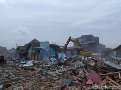 Melihat Aksi Alat Berat Bongkar Lorok Indah Lokalisasi Terbesar di Pati