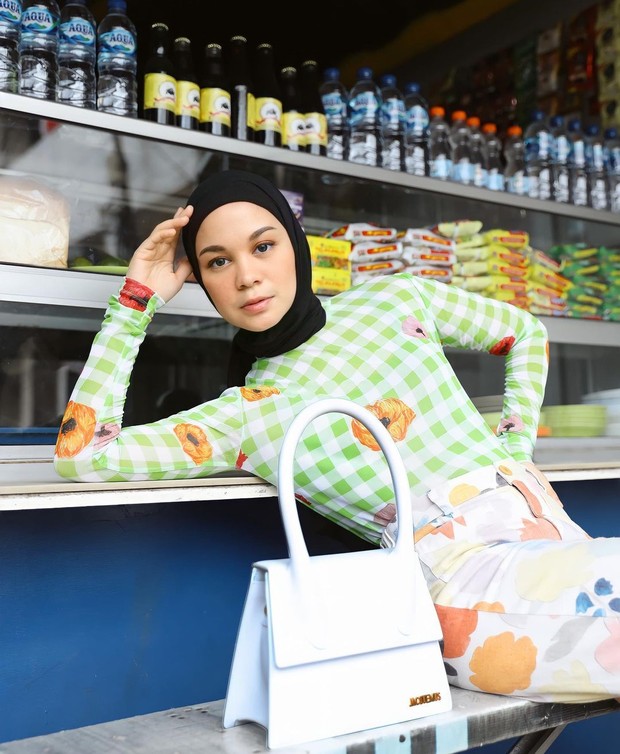 Pergi Ke Warung dengan Gaya Nyentrik ala Tantri Namirah