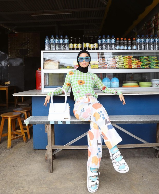 Pergi Ke Warung dengan Gaya Nyentrik ala Tantri Namirah