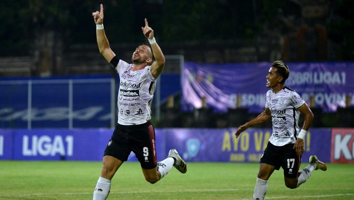 Pesepak bola Bali United Ilija Spasojevic (kiri) berselebrasi bersama rekannya Sidik Saimima (kanan) usai mencetak gol ke gawang Persikabo 1973 saat bertanding pada Liga 1 di Stadion I Gusti Ngurah Rai, Denpasar, Bali, Kamis (3/2/2022). ANTARA FOTO/Fikri Yusuf/YU