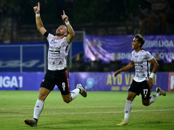 Pesepak bola Bali United Ilija Spasojevic (kiri) berselebrasi bersama rekannya Sidik Saimima (kanan) usai mencetak gol ke gawang Persikabo 1973 saat bertanding pada Liga 1 di Stadion I Gusti Ngurah Rai, Denpasar, Bali, Kamis (3/2/2022). ANTARA FOTO/Fikri Yusuf/YU