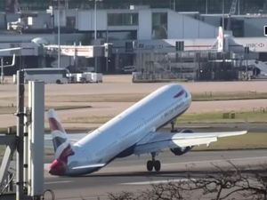 Detik-detik Pesawat Hampir Terbalik Dihantam Badai Corrie di London Detik-detik Pesawat Hampir Terbalik Dihantam Badai Corrie di London