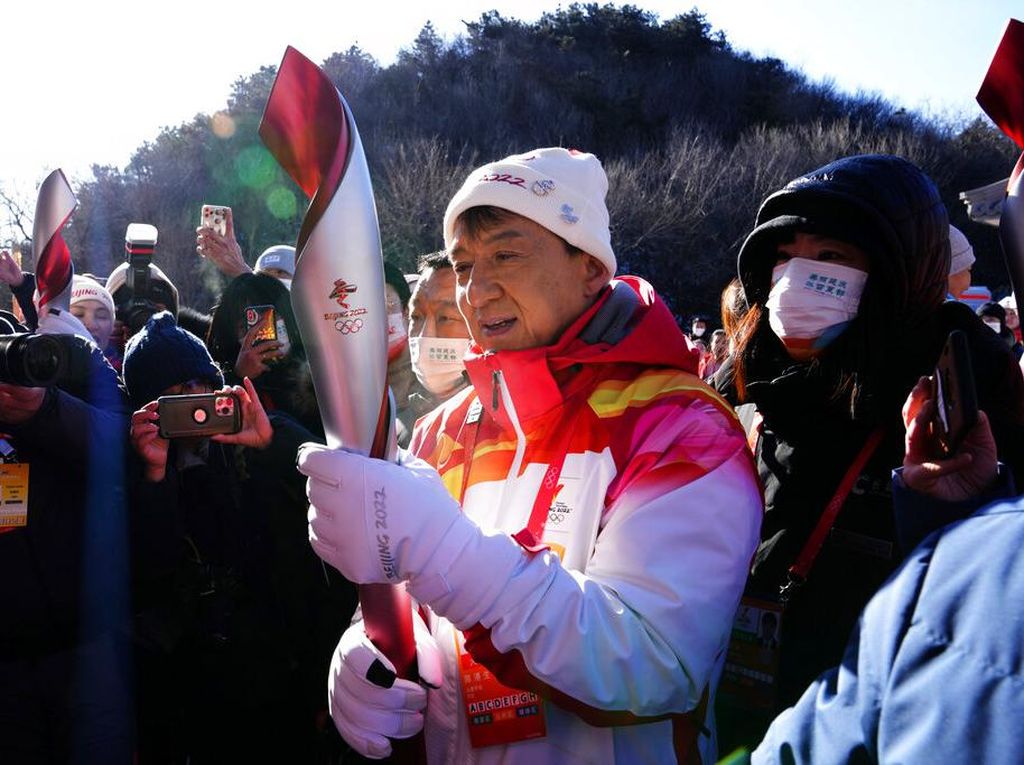 Jackie Chan Bawa Obor Olimpiade Beijing, Lintasi Tembok Besar China