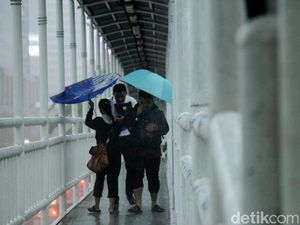 Cuaca Jatim Hari Ini, Hujan hingga Angin Kencang Guyur Sejumlah Wilayah Cuaca Jatim Hari Ini, Hujan hingga Angin Kencang Guyur Sejumlah Wilayah