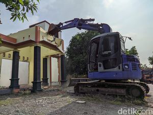 Mantan Pasutri Ini Sepakat Bongkar Rumah Rp 300 Juta Usai 2 Tahun Berseteru Mantan Pasutri Ini Sepakat Bongkar Rumah Rp 300 Juta Usai 2 Tahun Berseteru