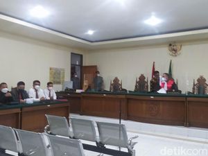 10 Tersangka Bentrok Maut di Kendari Jalani Sidang Praperadilan Perdana 10 Tersangka Bentrok Maut di Kendari Jalani Sidang Praperadilan Perdana