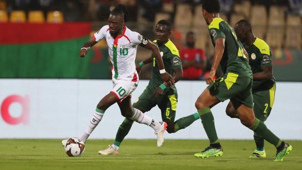 Soccer Football - Africa Cup of Nations -  Semi Final - Burkina Faso v Senegal -  Ahmadou Ahidjo Stadium, Yaounde, Cameroon - February 2, 2022 Burkina Faso's Bertrand Traore in action REUTERS/Mohamed Abd El Ghany