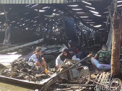 Kebakaran Relokasi Pasar Johar Padam, Pedagang Mengais Puing-puing