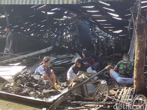 Kebakaran Relokasi Pasar Johar Padam, Pedagang Mengais Puing-puing Kebakaran Relokasi Pasar Johar Padam, Pedagang Mengais Puing-puing