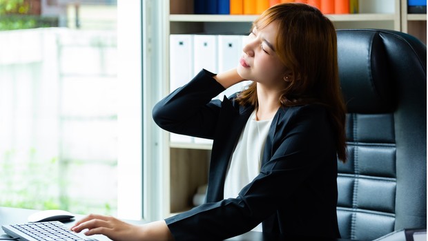 Signs of overworking can trigger aches from the neck to the back.
