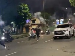 Tawuran Pelajar Saling Lempar Petasan di KS Tubun Jakbar, Klakson Bersahutan