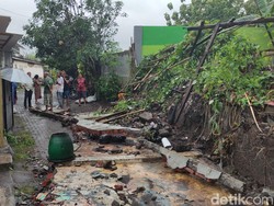 Detik-Detik Ibu di Kota Malang Tewas Tertimpa Tembok Kantor Kecamatan