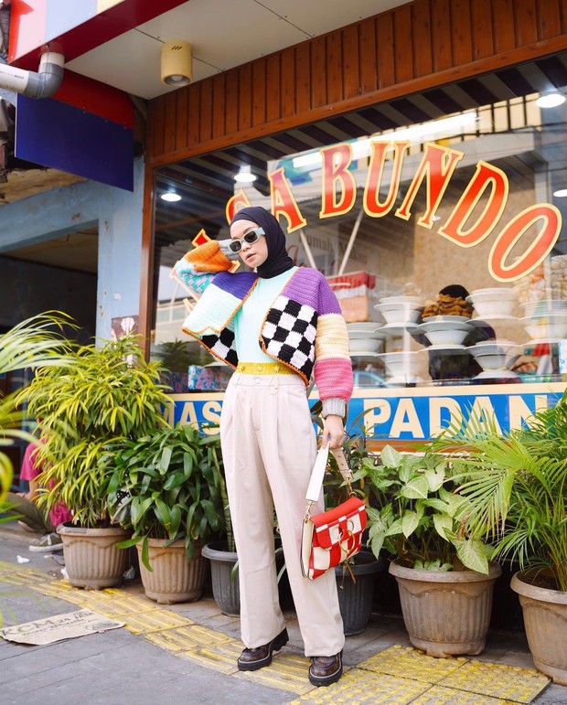 Tetap Kece Sambil Berpose Depan Warung Nasi Padang