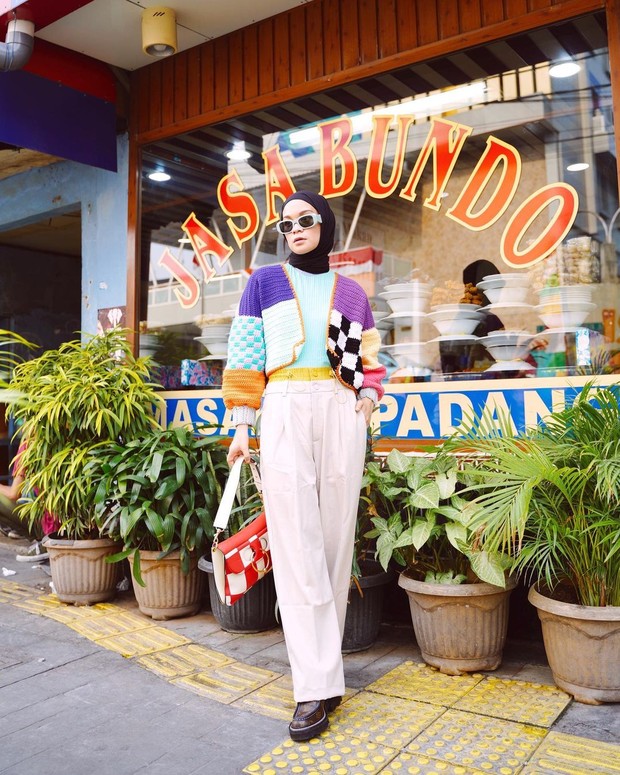 Tetap Kece Sambil Berpose Depan Warung Nasi Padang