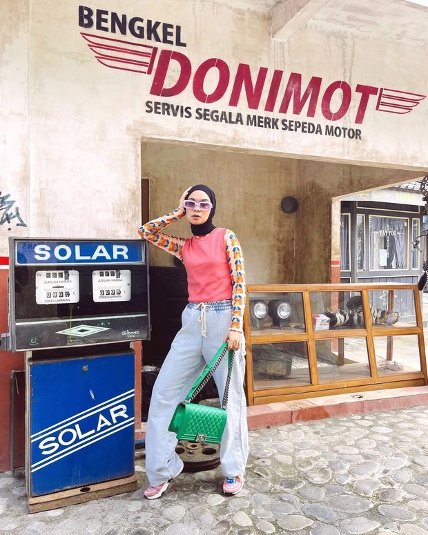 Tetap Stylish Menemani Suami Ke Bengkel