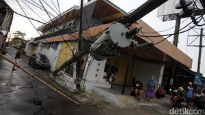Tiang Listrik dan Papan Reklame Ini Roboh Disapu Angin Kencang