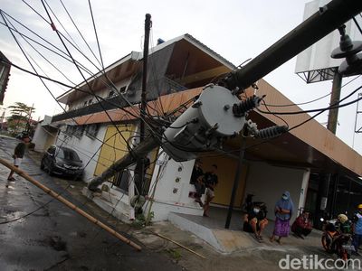 Tiang Listrik dan Papan Reklame Ini Roboh Disapu Angin Kencang