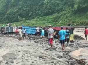 Banjir Lahar di Kali Boyong Sleman, Puluhan Truk Pasir Terjebak Banjir Lahar di Kali Boyong Sleman, Puluhan Truk Pasir Terjebak