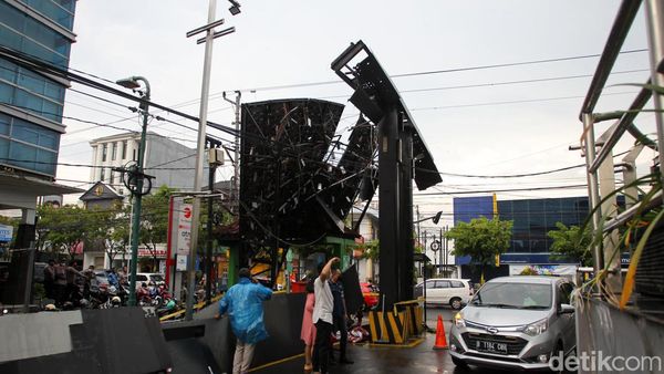Hujan Angin di Yogya Bikin Videotron 8 Meter Tumbang
