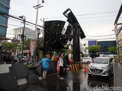 Hujan Angin di Yogya Bikin Videotron 8 Meter Tumbang