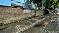 Usir PKL, Kawat Berduri Pagari Trotoar Jalan Jatibening Bekasi