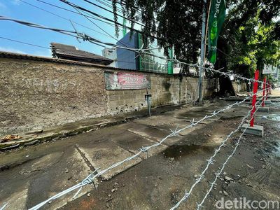 Usir PKL, Kawat Berduri Pagari Trotoar Jalan Jatibening Bekasi